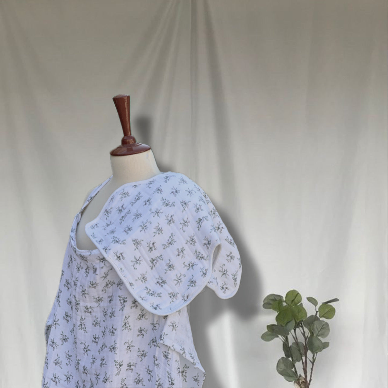 LEAFY GREEN NURSING COVER